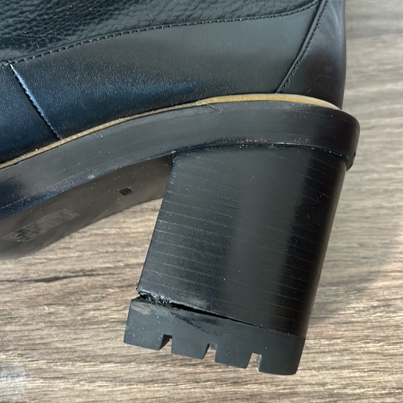 TORY BURCH LUG SOLE LEATHER BOOTS LACED UP GOLD HARDWARE IN SIZE 9.5M - Picture 10 of 10